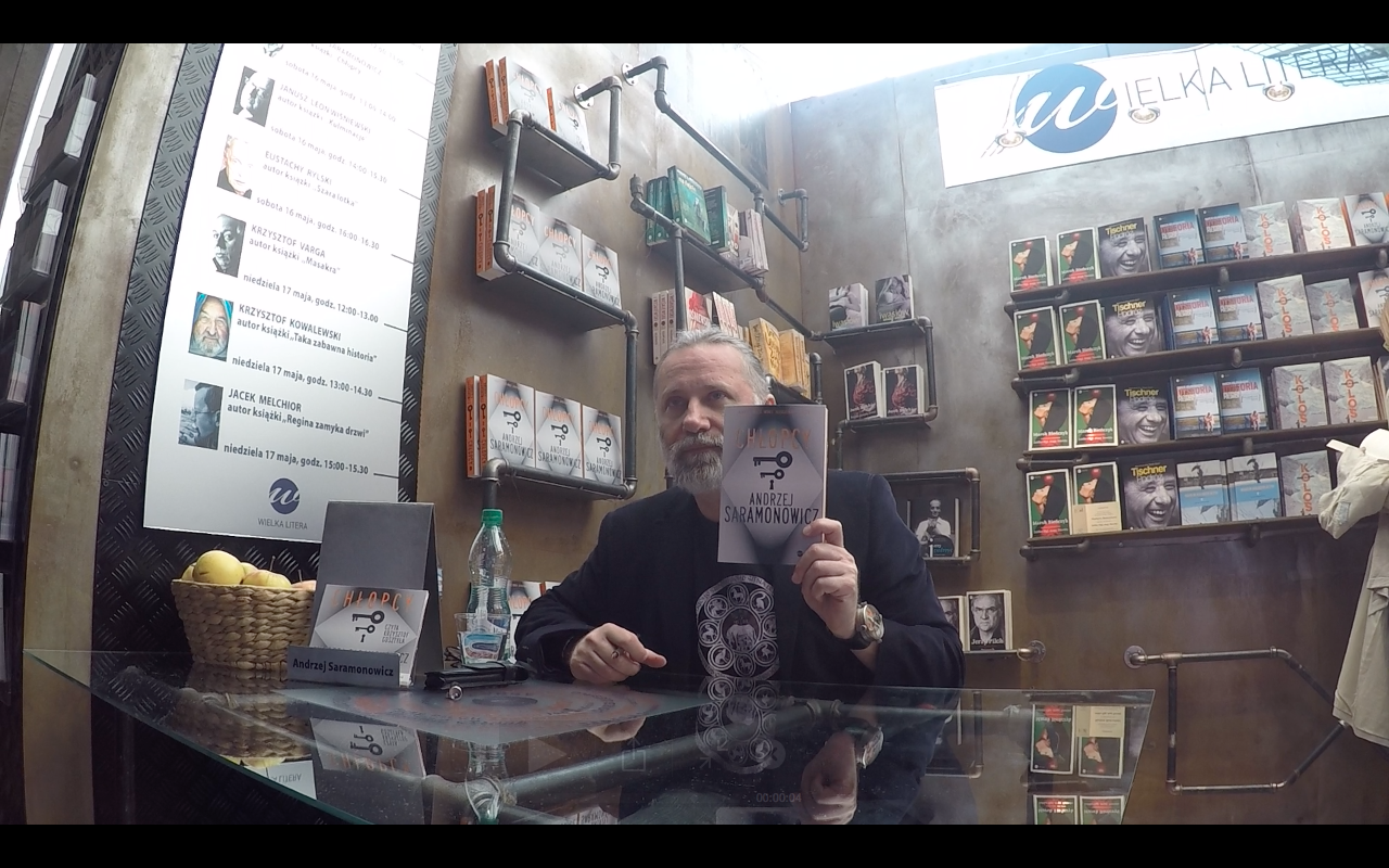 „To, co w życiu najważniejsze, dzieje się bez uśmiechu i małą czcionką”*. Wywiad z Andrzejem Saramonowiczem.