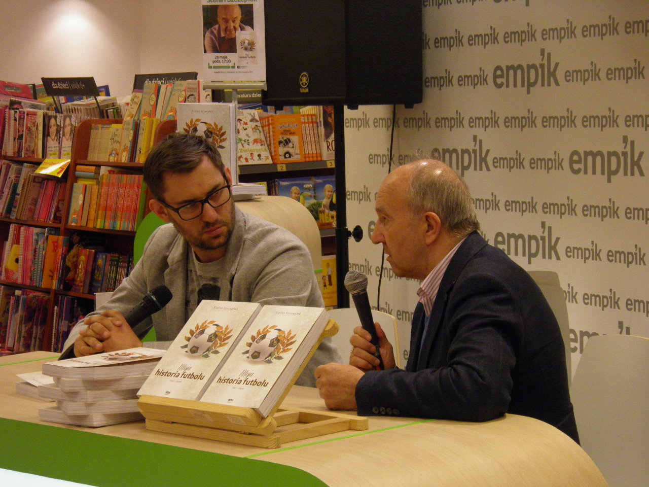 Kto w reprezentacji nie czyta książek, a kto nie czyta nawet gazet. Dlaczego kibic Legii Warszawa nie życzy jej mistrzostwa Polski. Rozmowa ze Stefanem Szczepłkiem.