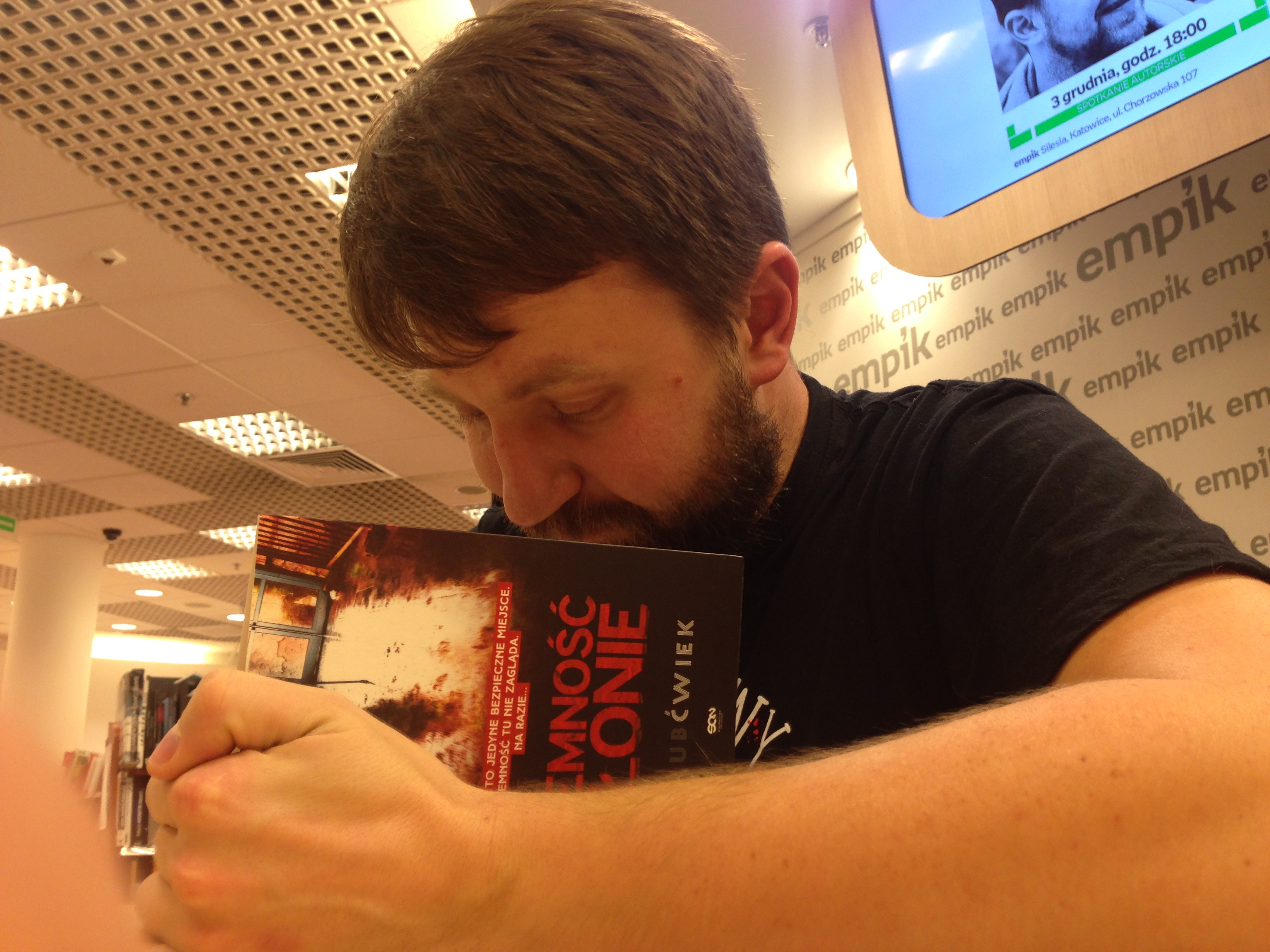 „Każdy z nas jest nośnikiem dla opowieści”. Kuba Ćwiek startuje z internetową gazetką dla początkujących pisarzy.