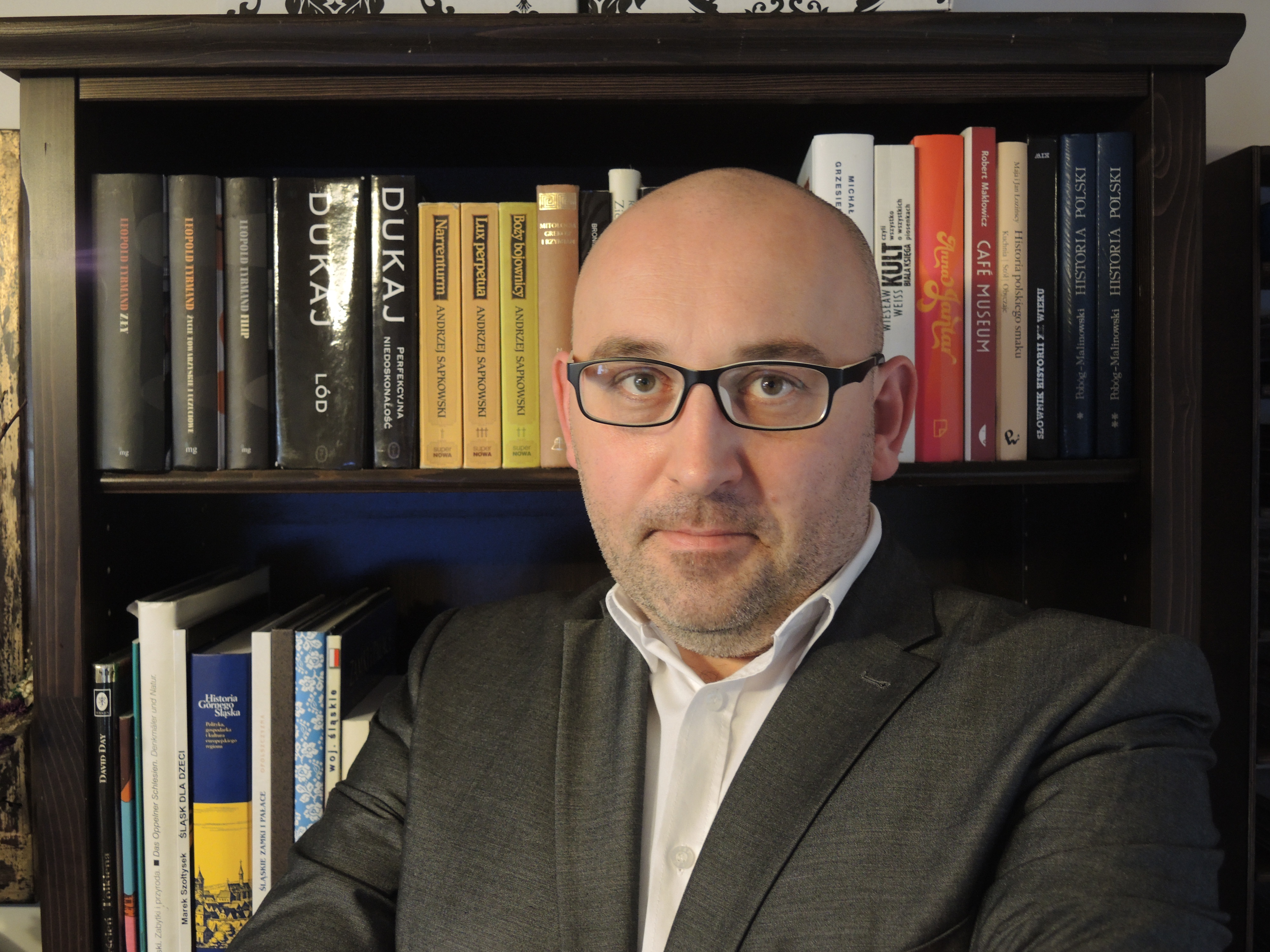 „Czy można wyżyć z pisania książek? Nie wiem, spytaj za rok”. Waldemar Cichoń opowiada o pisaniu bajek dla dzieci, o Śląsku oraz o swoim najnowszym tytule „Zdarziło sie na Ślonsku. Łopowieści niysamowite niy ino dlo bajtli”.