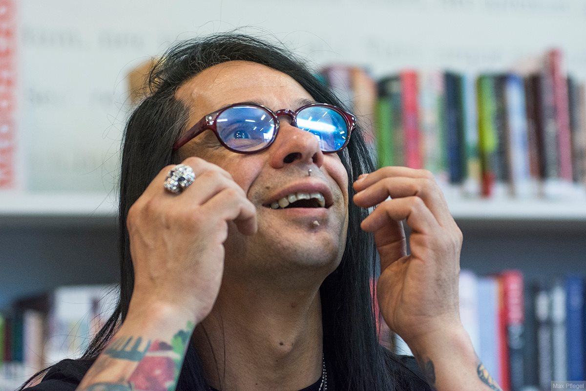 „W moich książkach ludzie nie giną od strzału w głowę. Ich śmierć jest o wiele bardziej spektakularna”. Długa rozmowa z Chrisem Carterem.