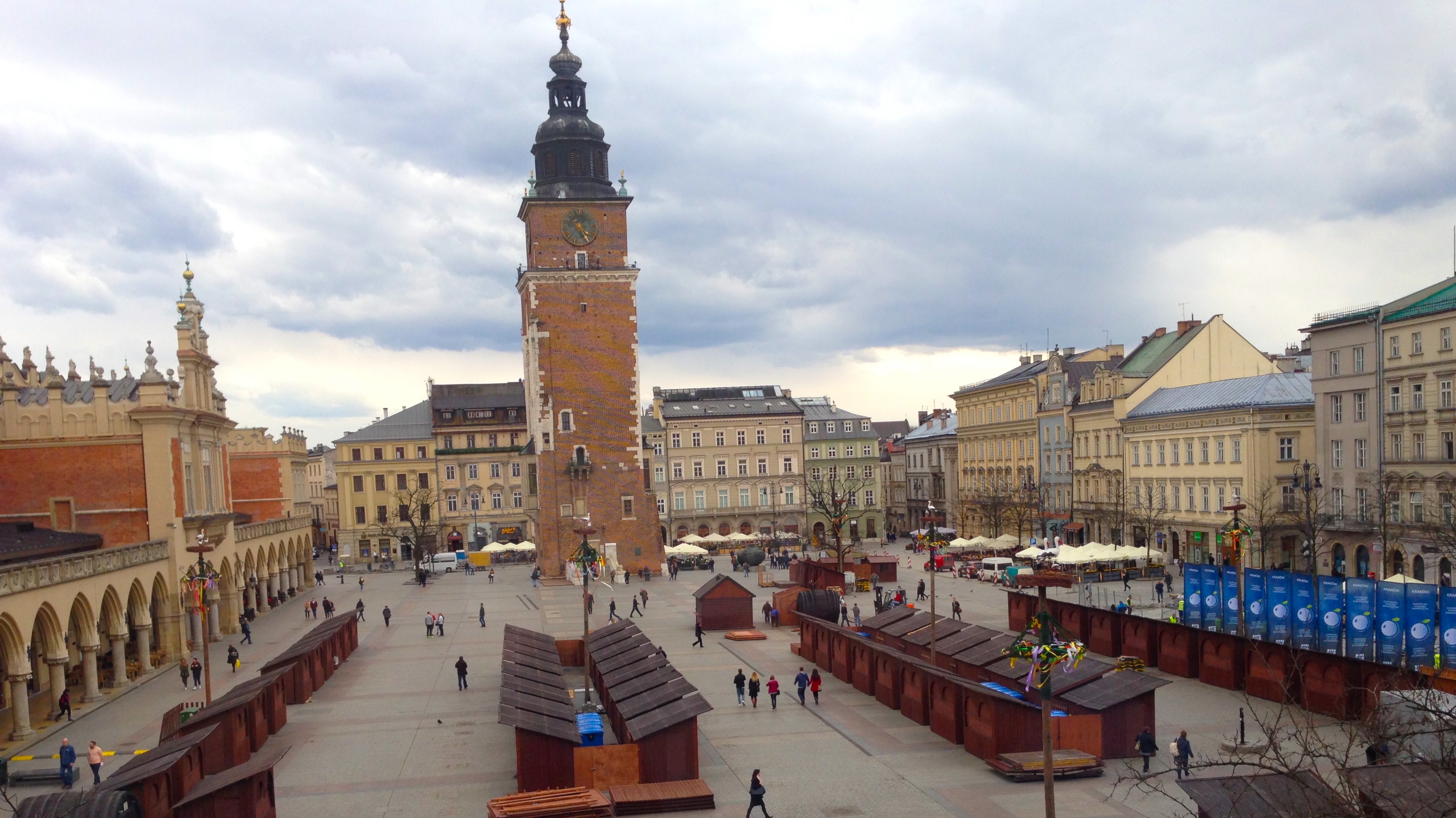 20 wspaniałych. Autorzy w szczytnym celu piszą o mglistym poranku w Galicji.