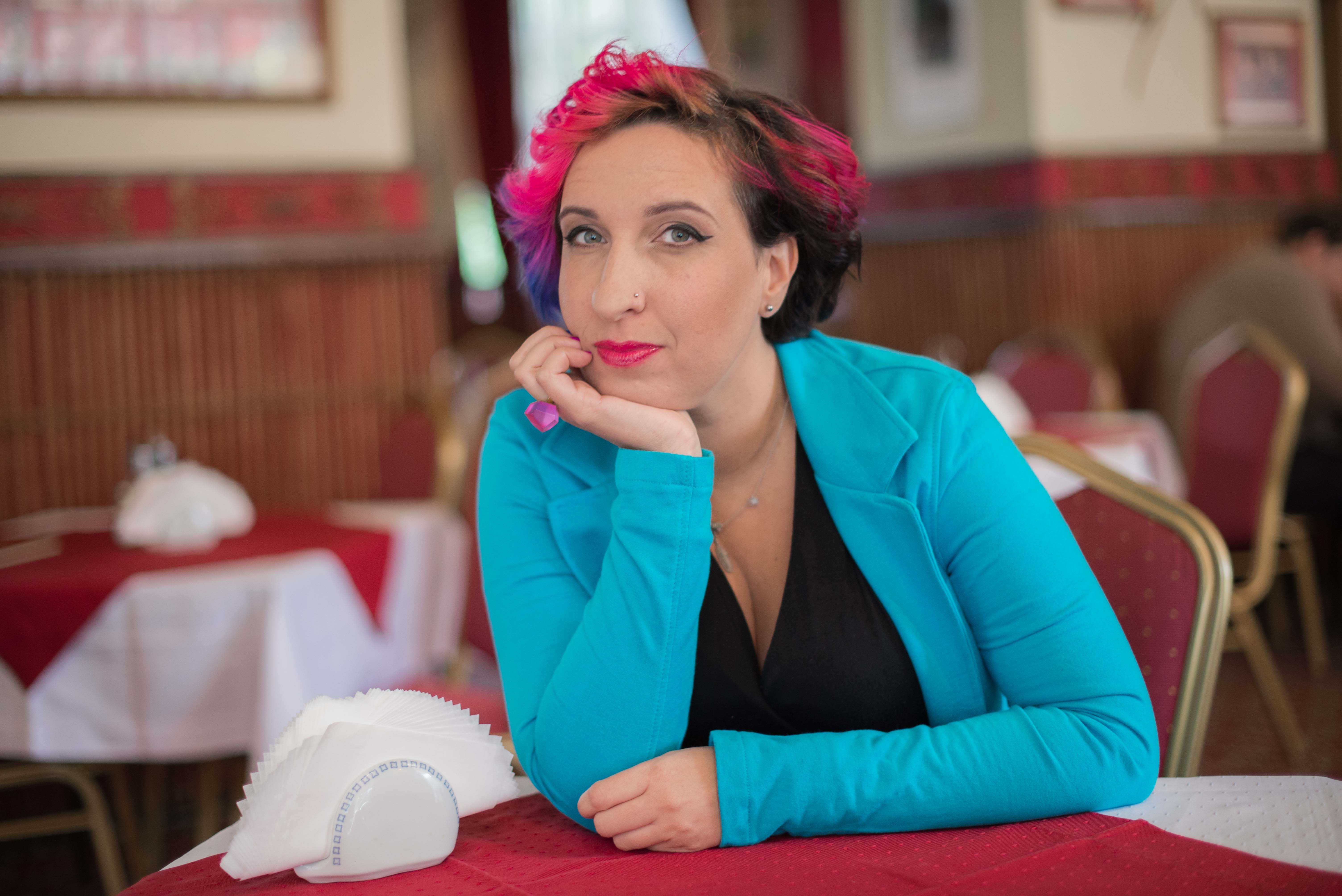 „Życie jest czasem jak dansing. Bawimy się, bawimy, a tu nagle zawał serca”. Sylwia Chutnik opowiada o swojej najnowszej książce.