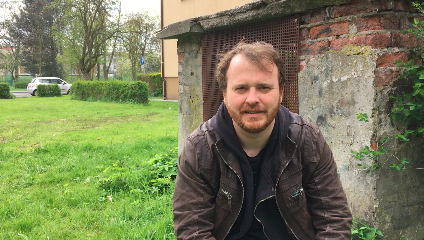 „W szkole nikt mi nie kradł kanapek, ale kilka złotych musiałem pożyczyć”. Wywiad z Wojciechem Chmielarzem.