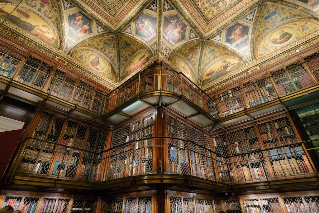 „Biblioteczne przygody”, sierpniowy felieton Wojciecha Chmielarza
