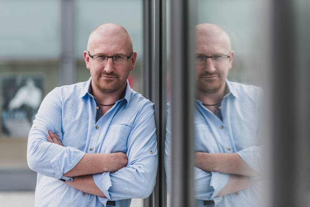 „Rzucam pracę, zostaję pisarzem na pełen etat”. Rozmowa z Robertem Małeckim