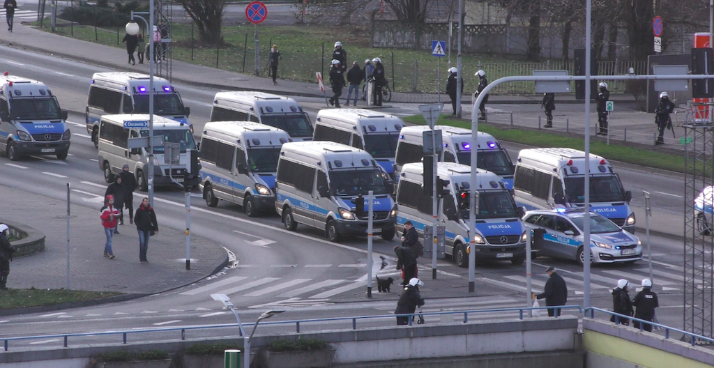 Samotne święta, czarny humor i wyczekiwanie na powrót ze służby.  Rozmowa z Magdaleną Majcher o „Żonach mundurowych”