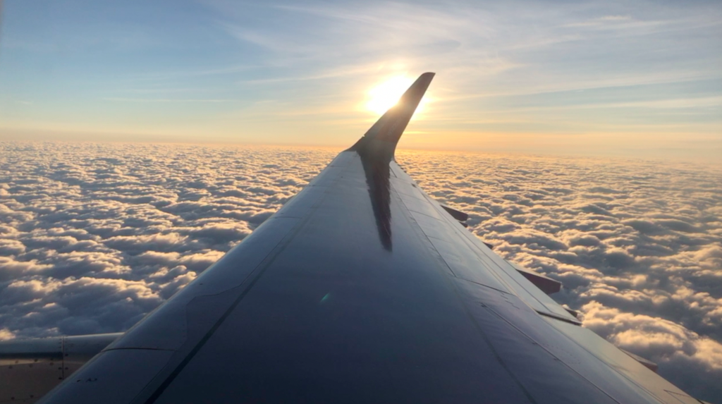 Jak nie wydać fortuny na podróże, ale nie „dziadować”?  Przeczytajcie „Podróżuj lepiej”