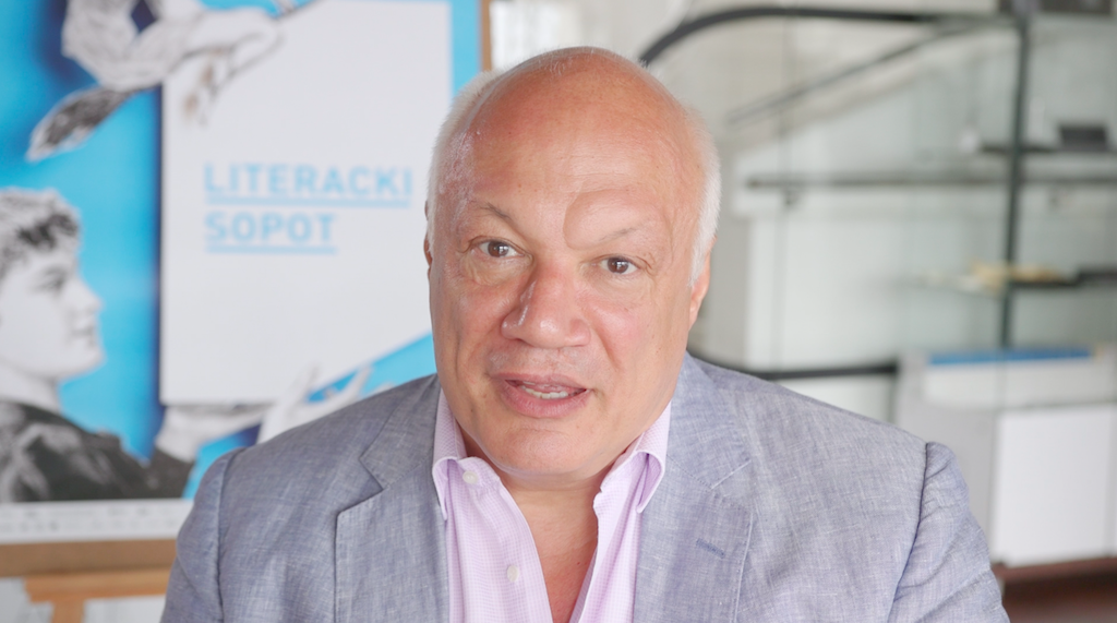 „Zawsze trzeba opowiadać historie zanim wystygną”. Rozmowa z Erikiem-Emmanuelem Schmittem