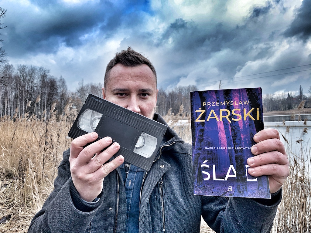 Mniej krwi, więcej psychologii. Rozmowa z Przemysławem Żarskim o „Śladzie”
