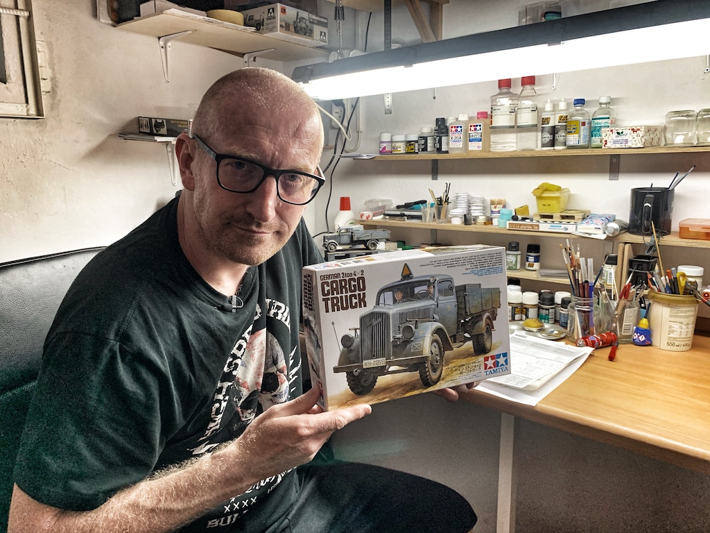 Komisarz Gross mógł zbierać znaczki, ale jednak skleja modele