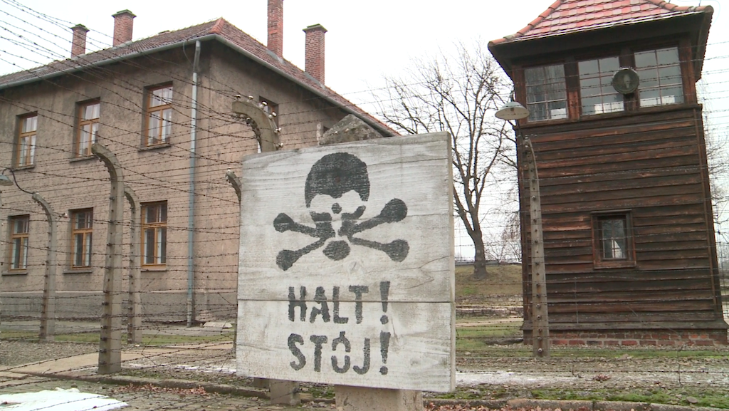 Przepis na „obozowy bestseller”? Wątek romansowy i dobry esesman.