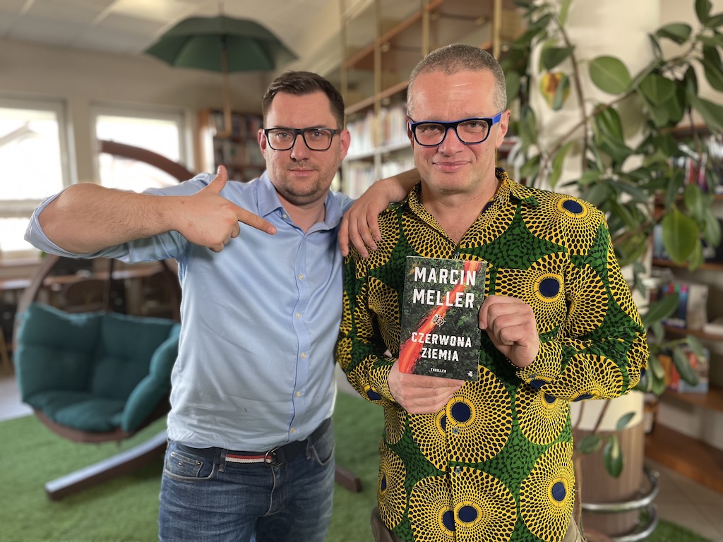 300 dolarów od Ryszarda Kapuścińskiego, co rodzic może zrobić dla dziecka i strach korespondenta. Rozmowa z Marcinem Mellerem o „Czerwonej ziemi”