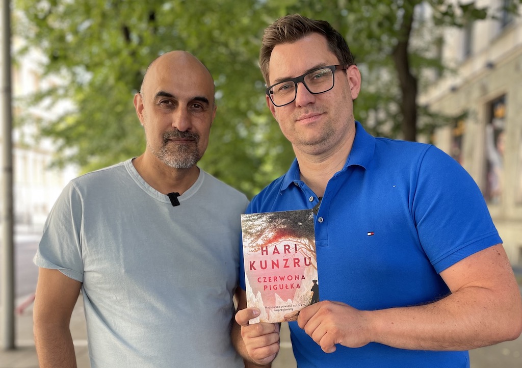 „Ludzie muszą nauczyć się czytać i oglądać krytycznie”. Hari Kunzru o „Czewonej pigułce”, literackim Noblu dla Madonny i teoriach spiskowych