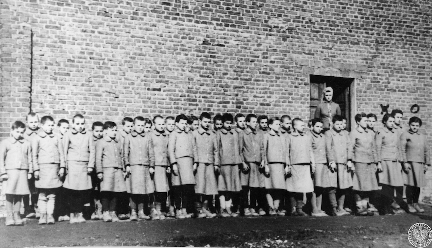 „Nie było Cyklonu B, nie było krematorium. Dzieci zabijano głodem”. Rozmowa z Błażejem Torańskim