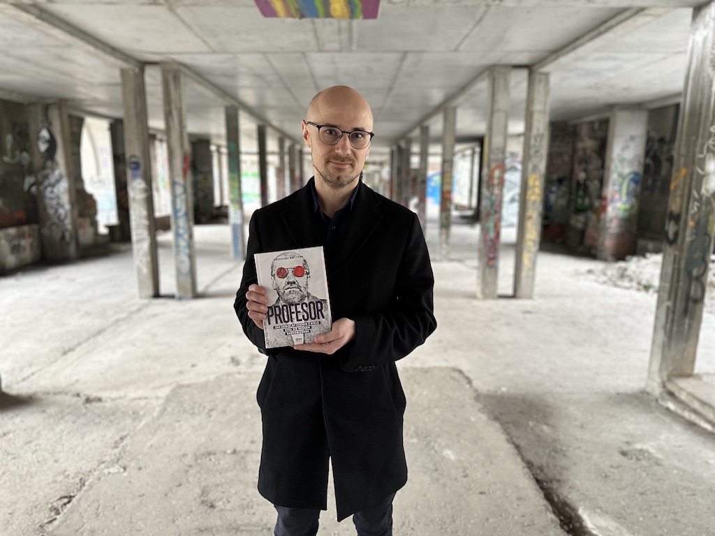 Kolekcjonował płyty Beethovena, grał w szachy z zamkniętymi oczami. Został bossem narkobiznesu