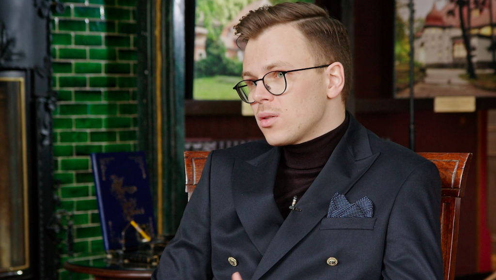 Trauma uwielbia milczenie. Rozmowa ze Sławkiem Gortychem o „Schronisku, które spowijał mrok”